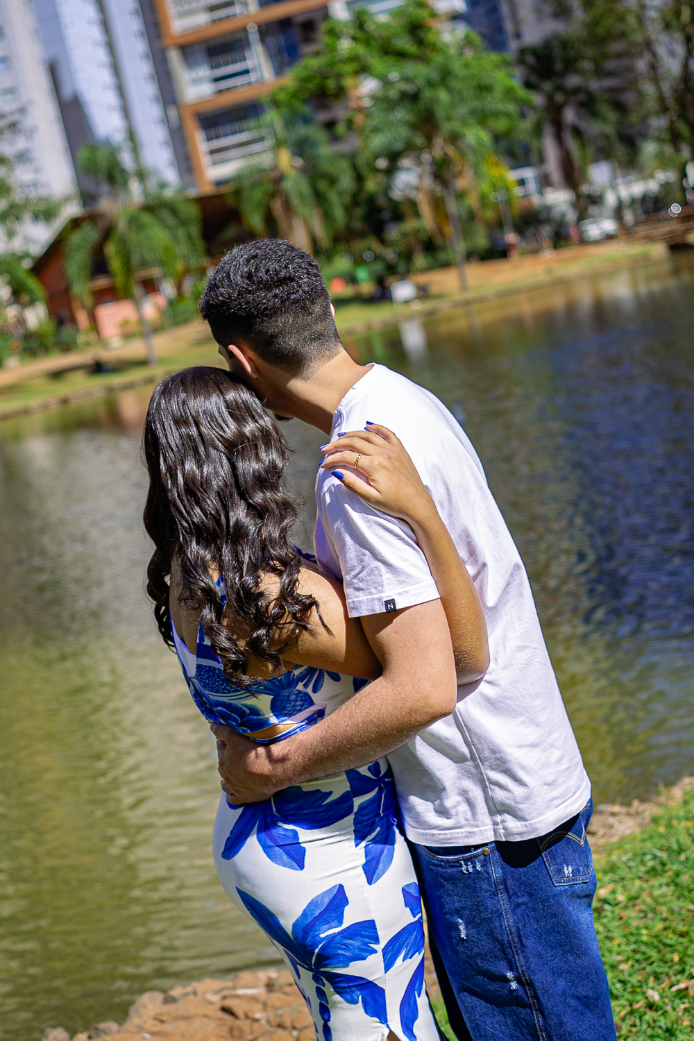 O casal abraçado observando o lago