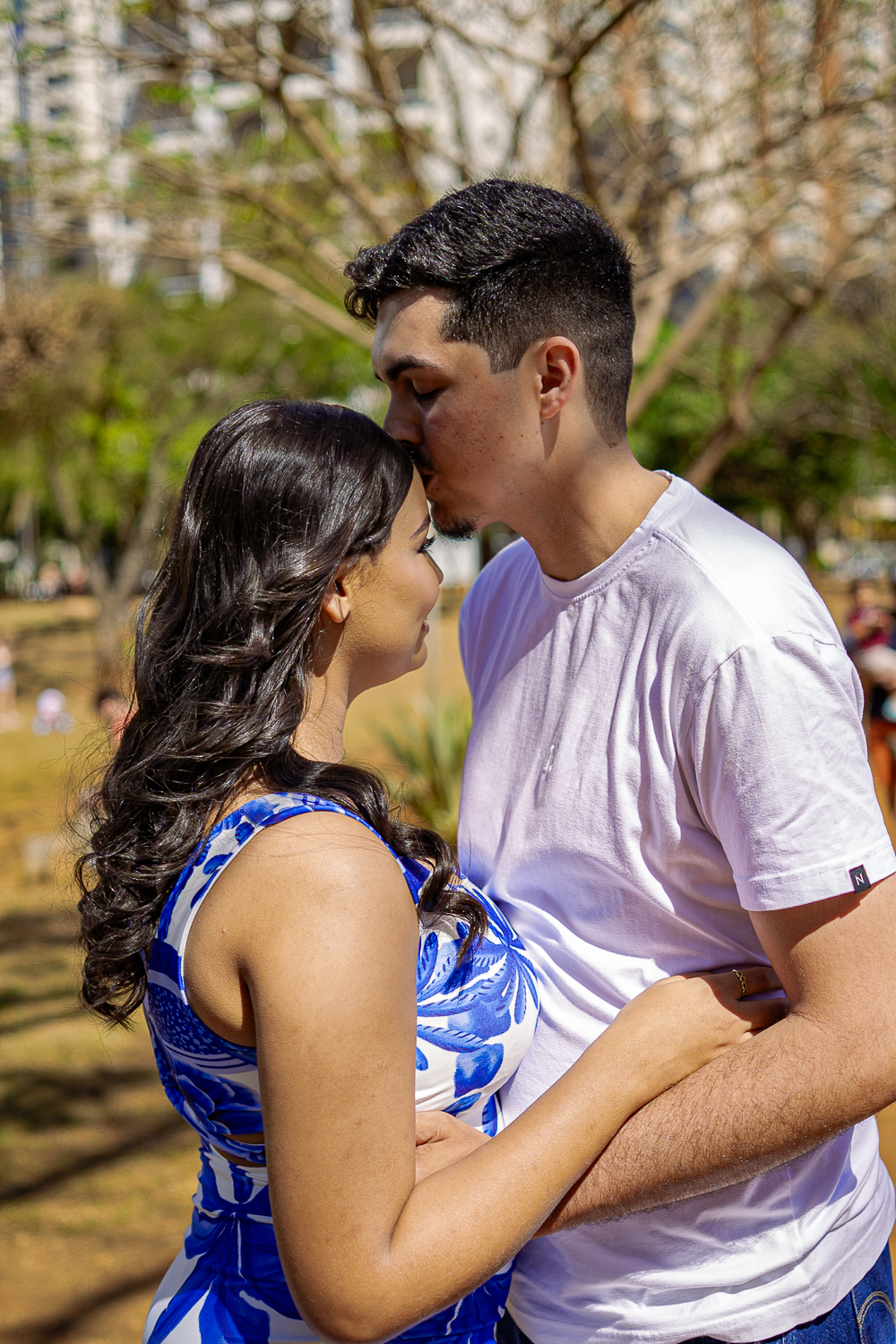 Whallyson beijando a testa de Emylli