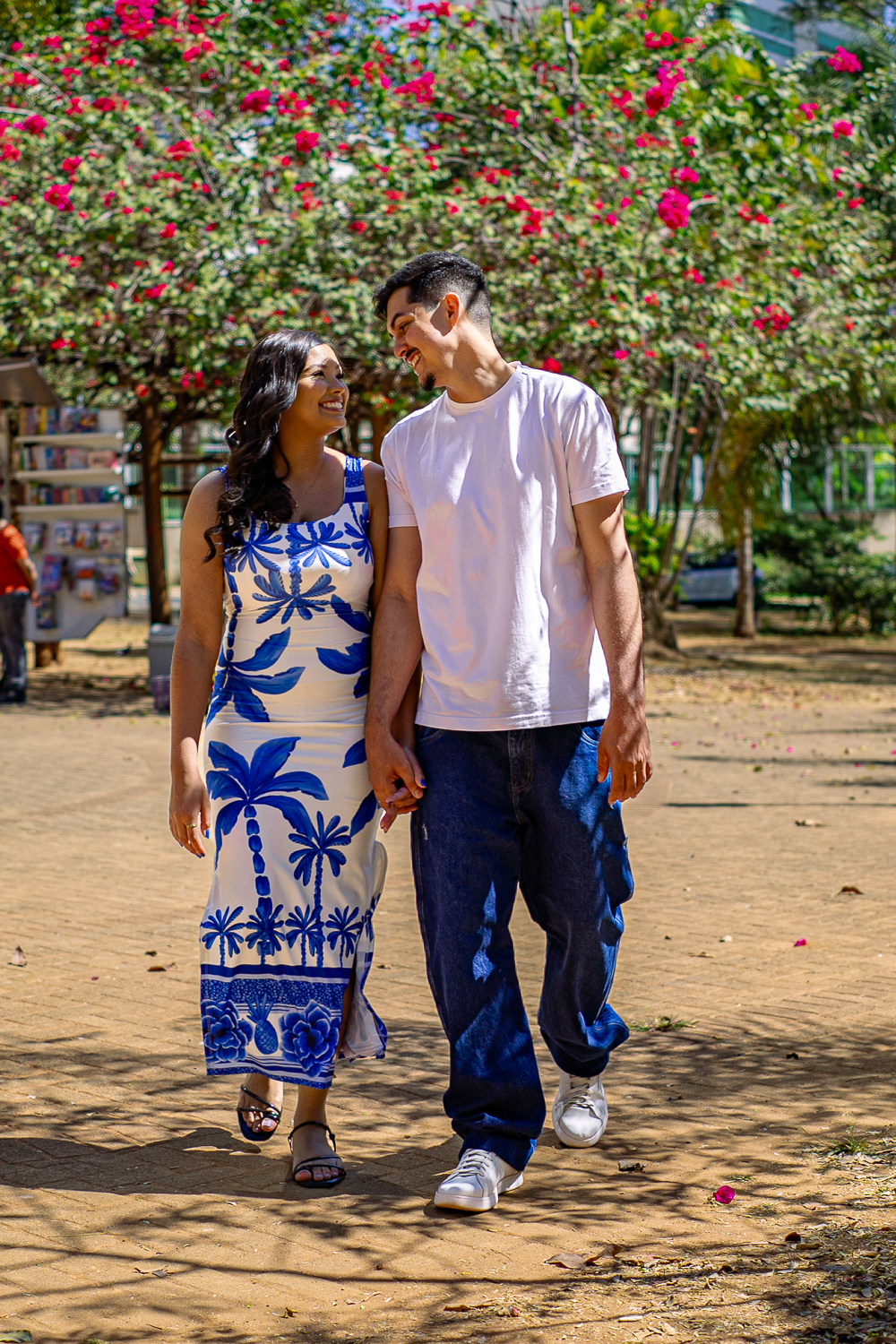 Whallyson e Emylli caminhando de mãos dadas no parque